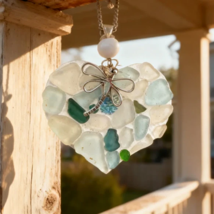 Adorno de corazón y libélula de vidrio marino | Decoración costera artesanal ✨