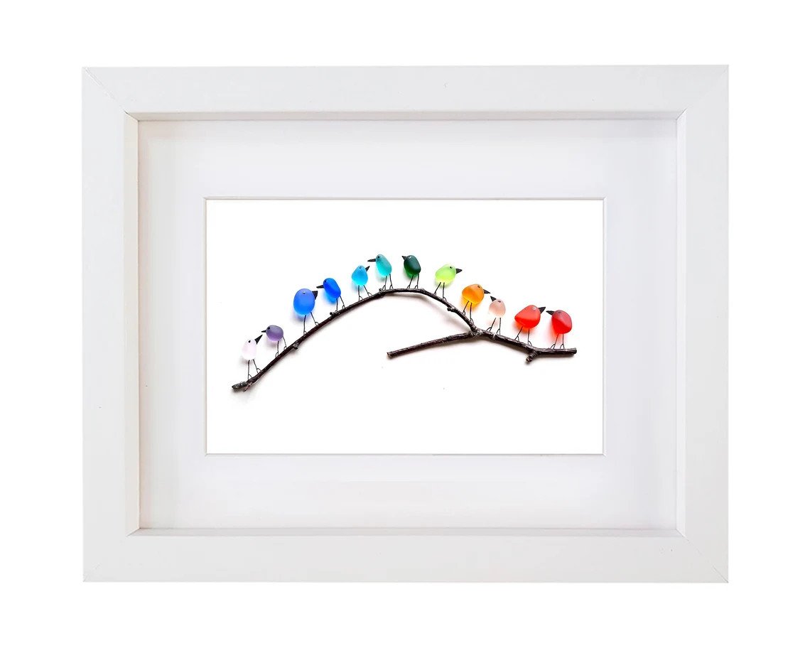 Pájaros arcoíris de vidrio marino: una obra de arte única y artesanal 