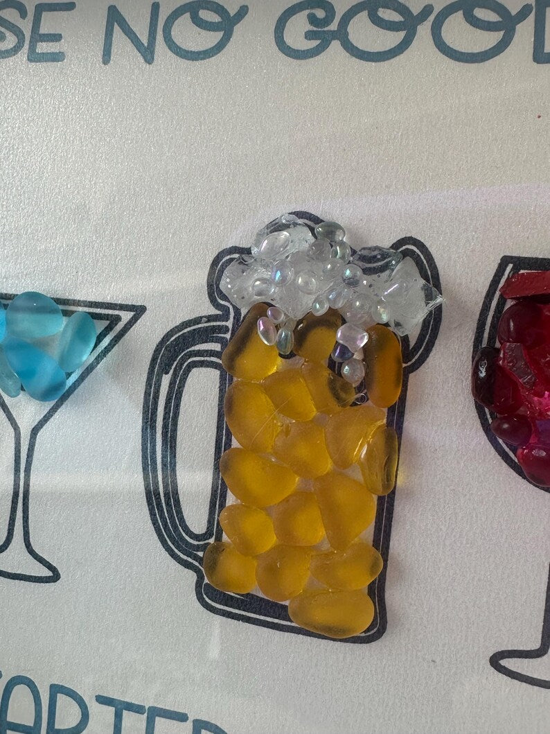 Cócteles de la hora feliz con arte en vidrio marino 