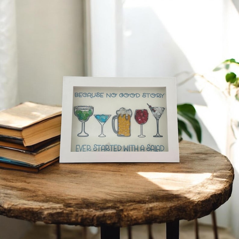 Cócteles de la hora feliz con arte en vidrio marino 