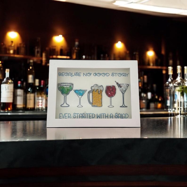 Cócteles de la hora feliz con arte en vidrio marino 