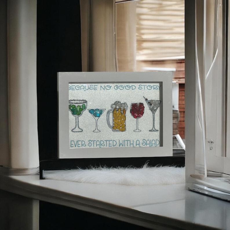 Cócteles de la hora feliz con arte en vidrio marino 